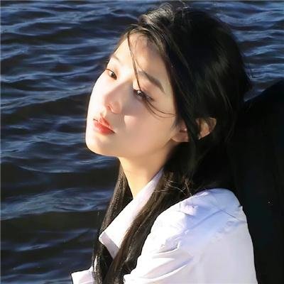 戴流苏耳环的少女